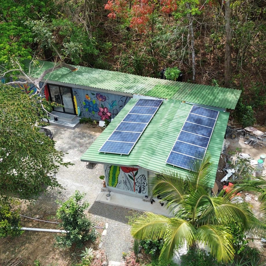 Selina River Playa Venao 10 synergy paneles solares techo